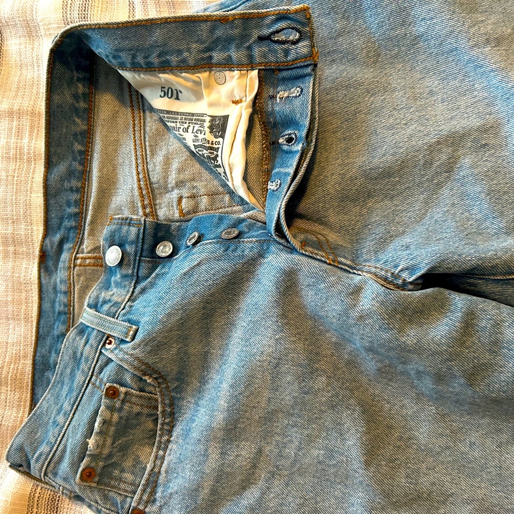 Never worn Levi straight leg 501 Cropped Women’s Jeans. Light wash size 26W, 26L